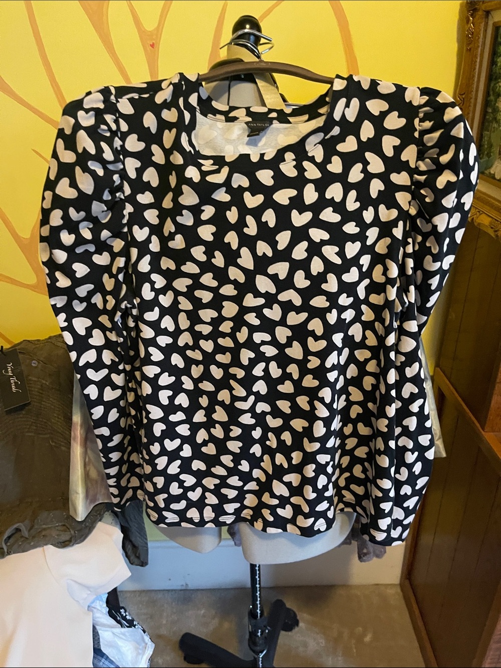 ANN TAYLOR- Black Heart-Print Puff Sleeve Top - Women's sz L